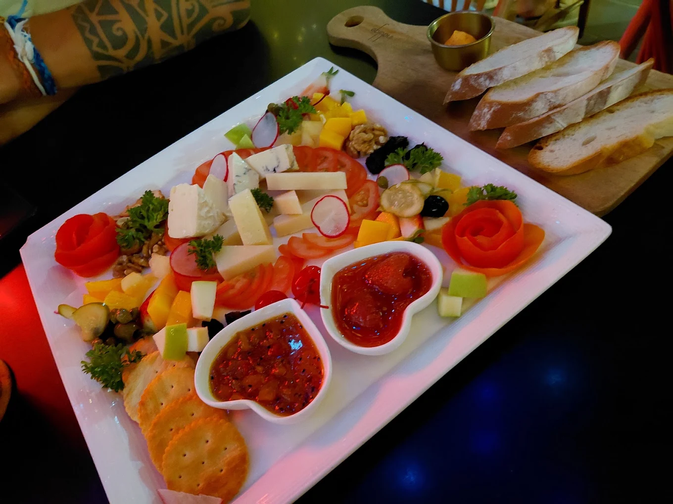 Valentine's Day Bangkok romantic dinner with cocktails and dessert at Indulge