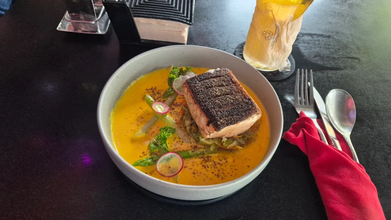 Best Brunch Places in Bangkok – brunch dishes, cozy interiors, and dining atmosphere.