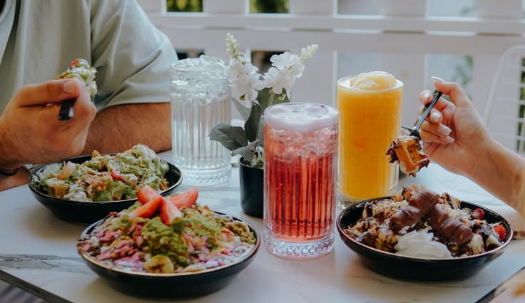 Friends enjoying a relaxed brunch with flexible weekend dining time