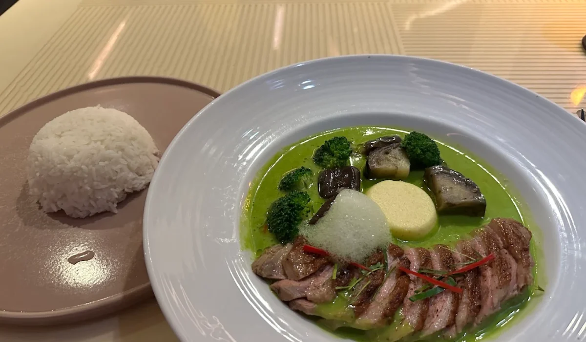 Best group dining restaurants in Bangkok for friends, families, and celebrations.
